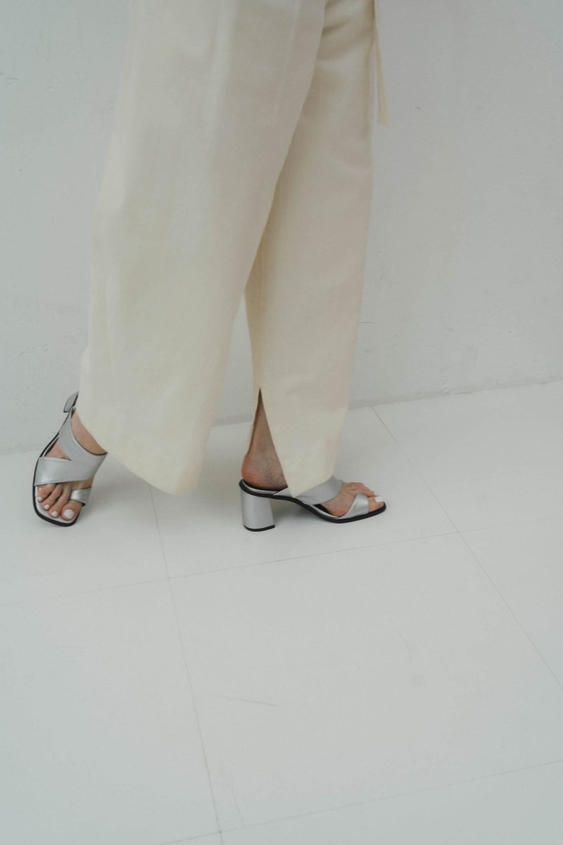 knuth marf asymmetry heel sandal ブラック