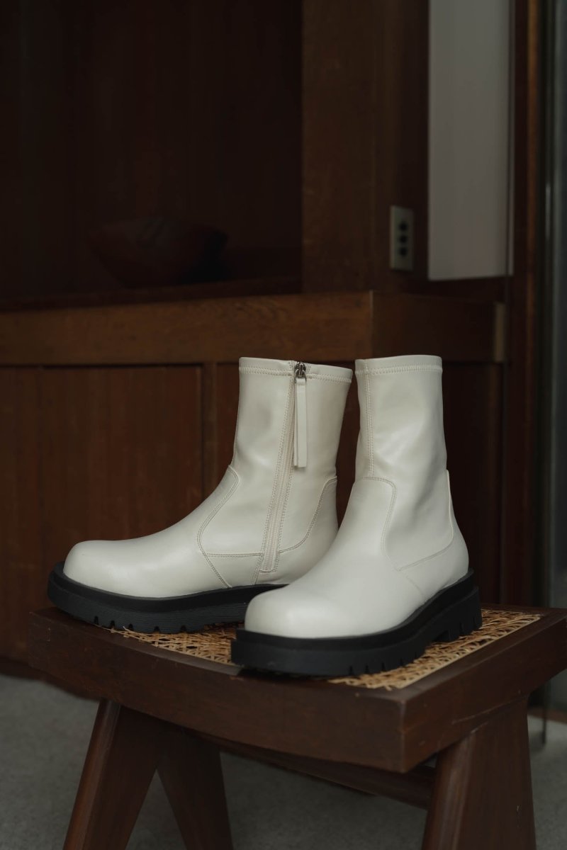 side zip ankle boots/white