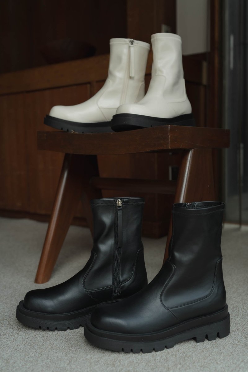 side zip ankle boots/white