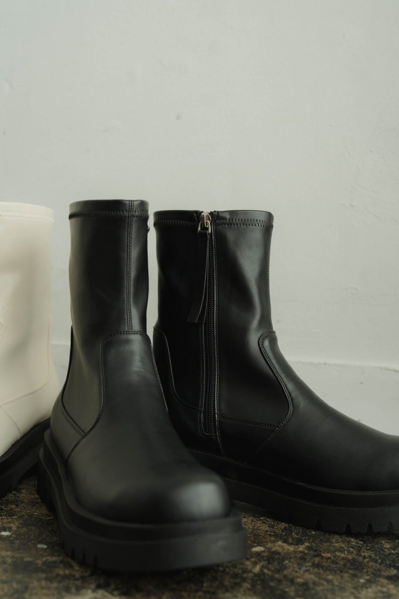 side zip ankle boots/white